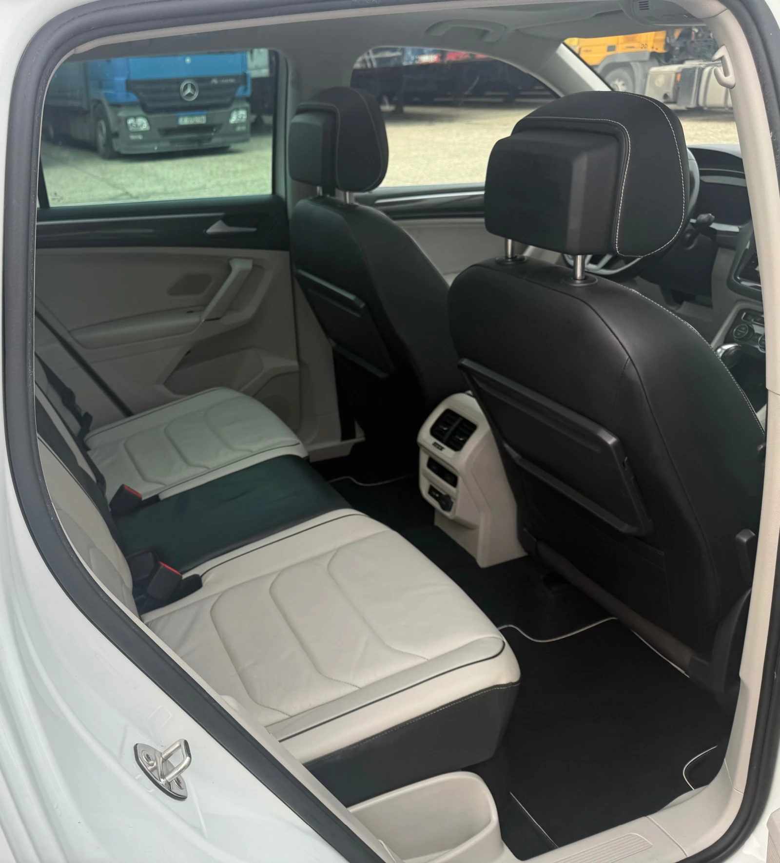 VW Tiguan 2.0 TDI, снимка 12 - Автомобили и джипове - 53851551