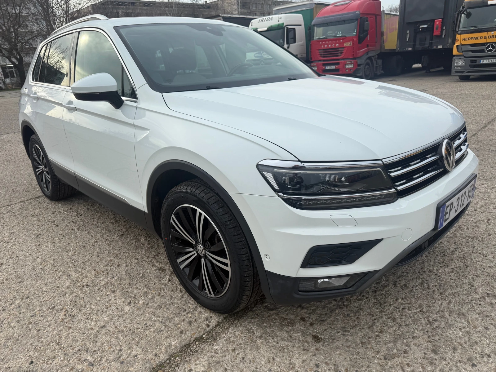 VW Tiguan 2.0 TDI, снимка 17 - Автомобили и джипове - 53851551