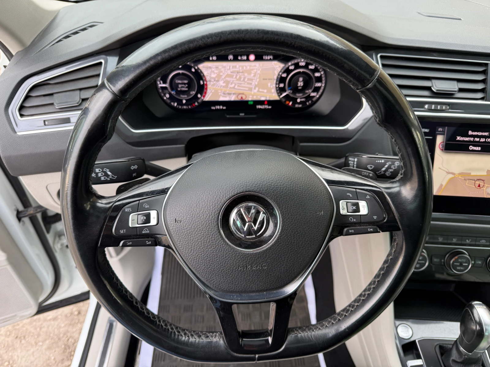 VW Tiguan 2.0 TDI, снимка 11 - Автомобили и джипове - 53851551