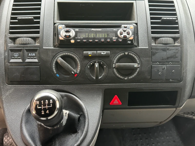 VW T5 1.9 TDI 105 p.s. Климатик, снимка 8 - Бусове и автобуси - 52370667