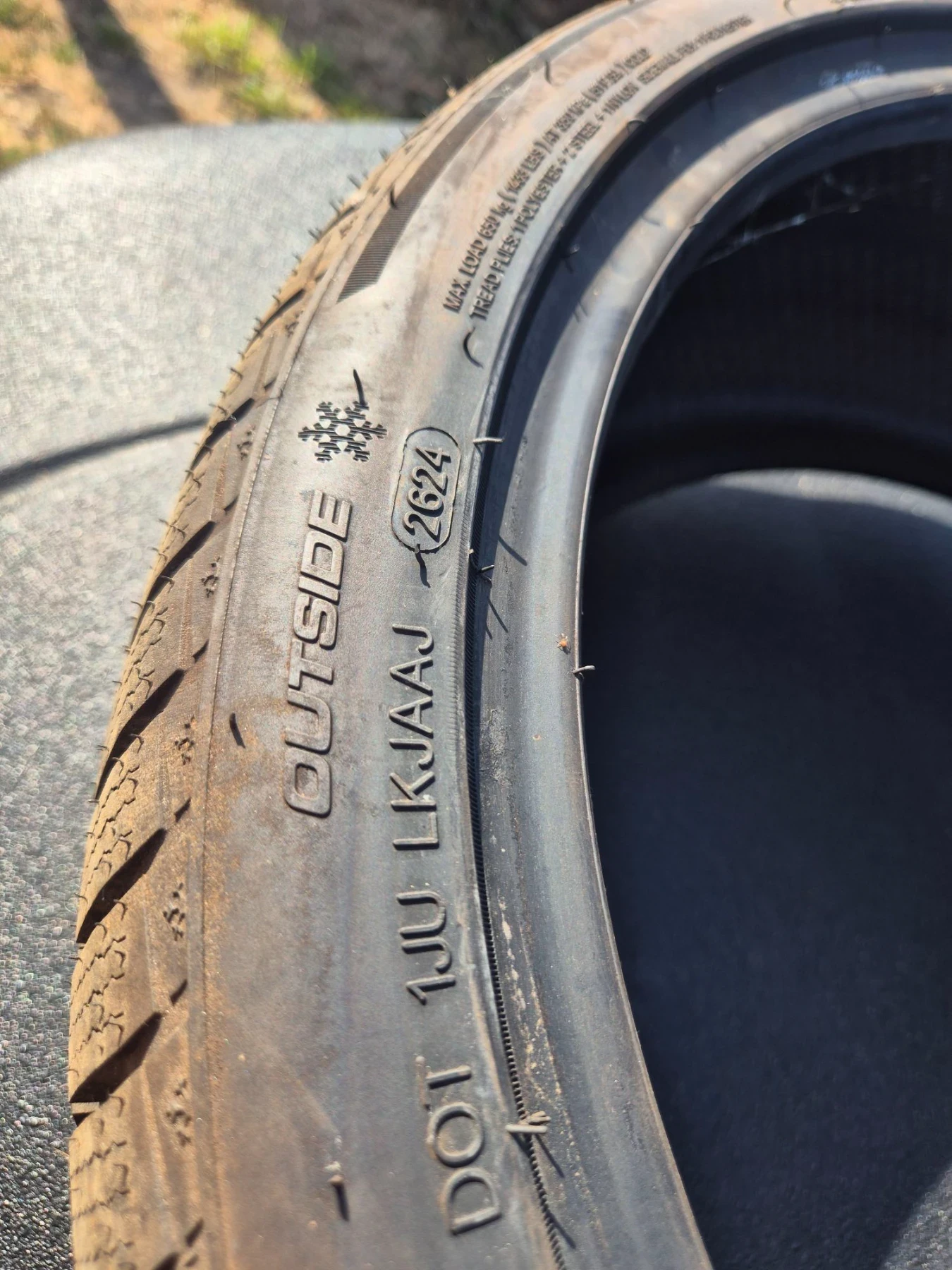 Гуми Зимни 225/40R19, снимка 2 - Гуми и джанти - 56725829
