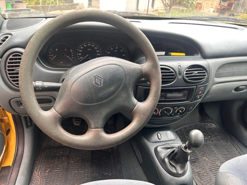 Renault Megane Coach 1.6 , снимка 9 - Автомобили и джипове - 52369961