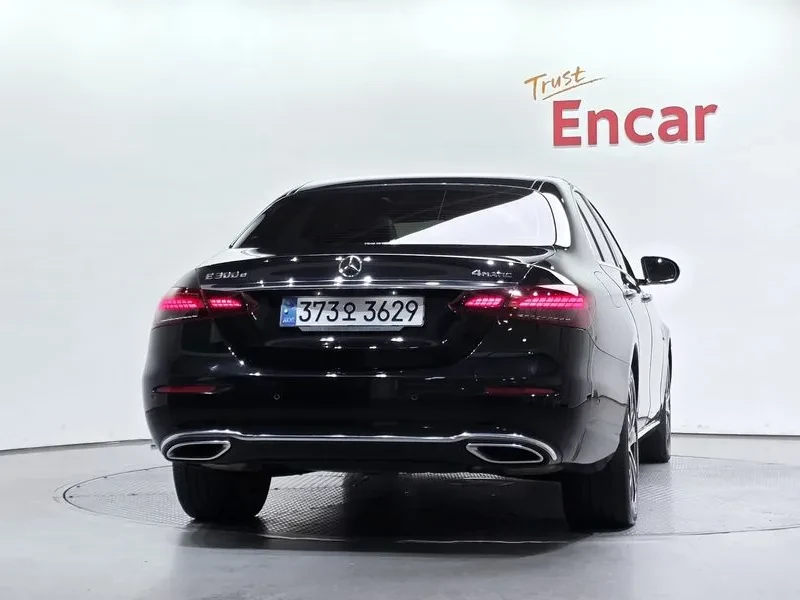 Mercedes-Benz E 300 E 4Matic Exclusive, снимка 4 - Автомобили и джипове - 56093562
