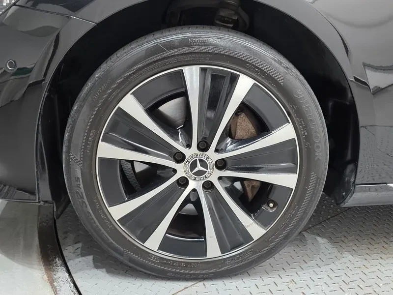 Mercedes-Benz E 300 E 4Matic Exclusive, снимка 5 - Автомобили и джипове - 56093562