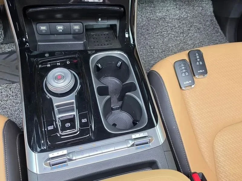 Kia Carnival, снимка 9 - Автомобили и джипове - 56690098
