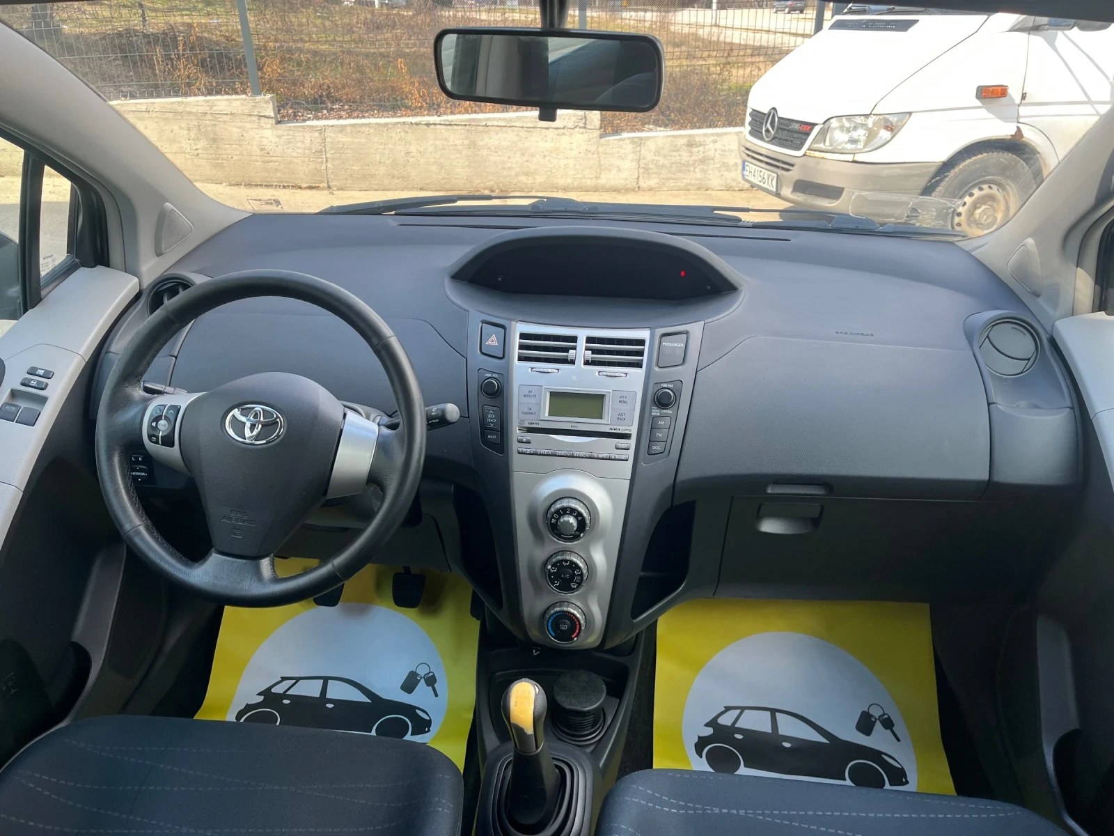 Toyota Yaris 1.3 - изображение 10