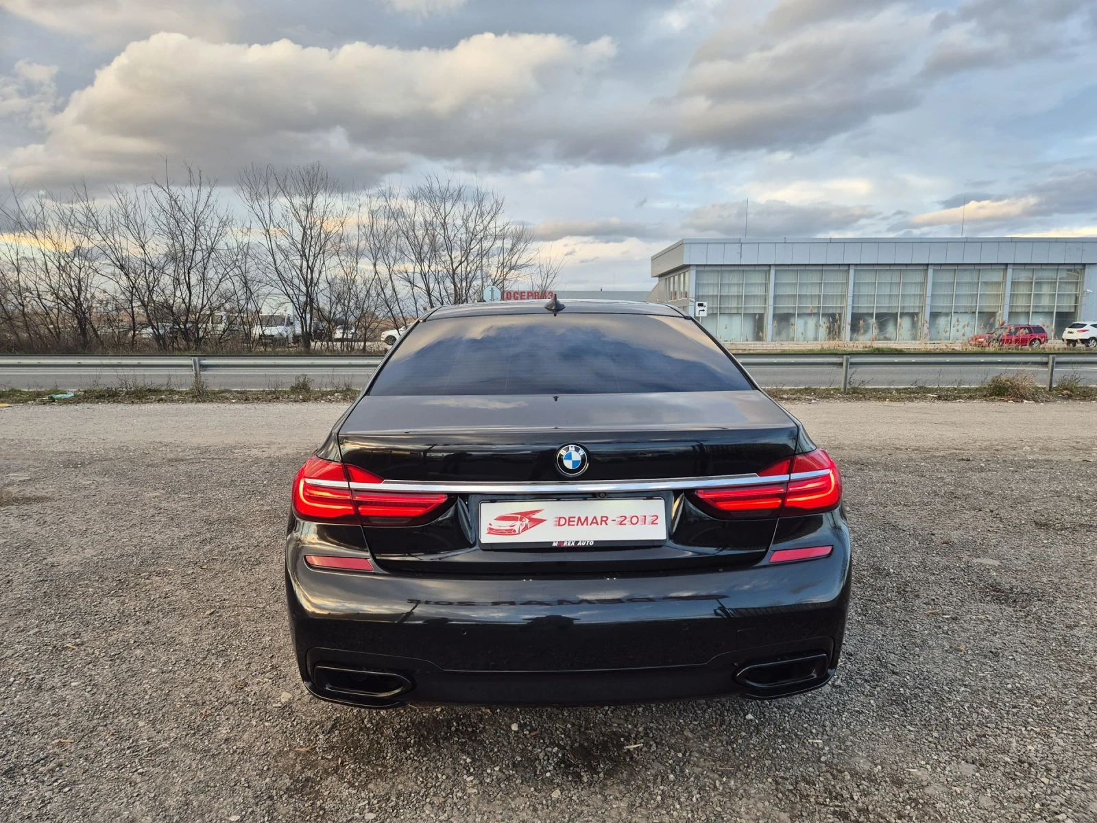 BMW 750 5.0 - изображение 10