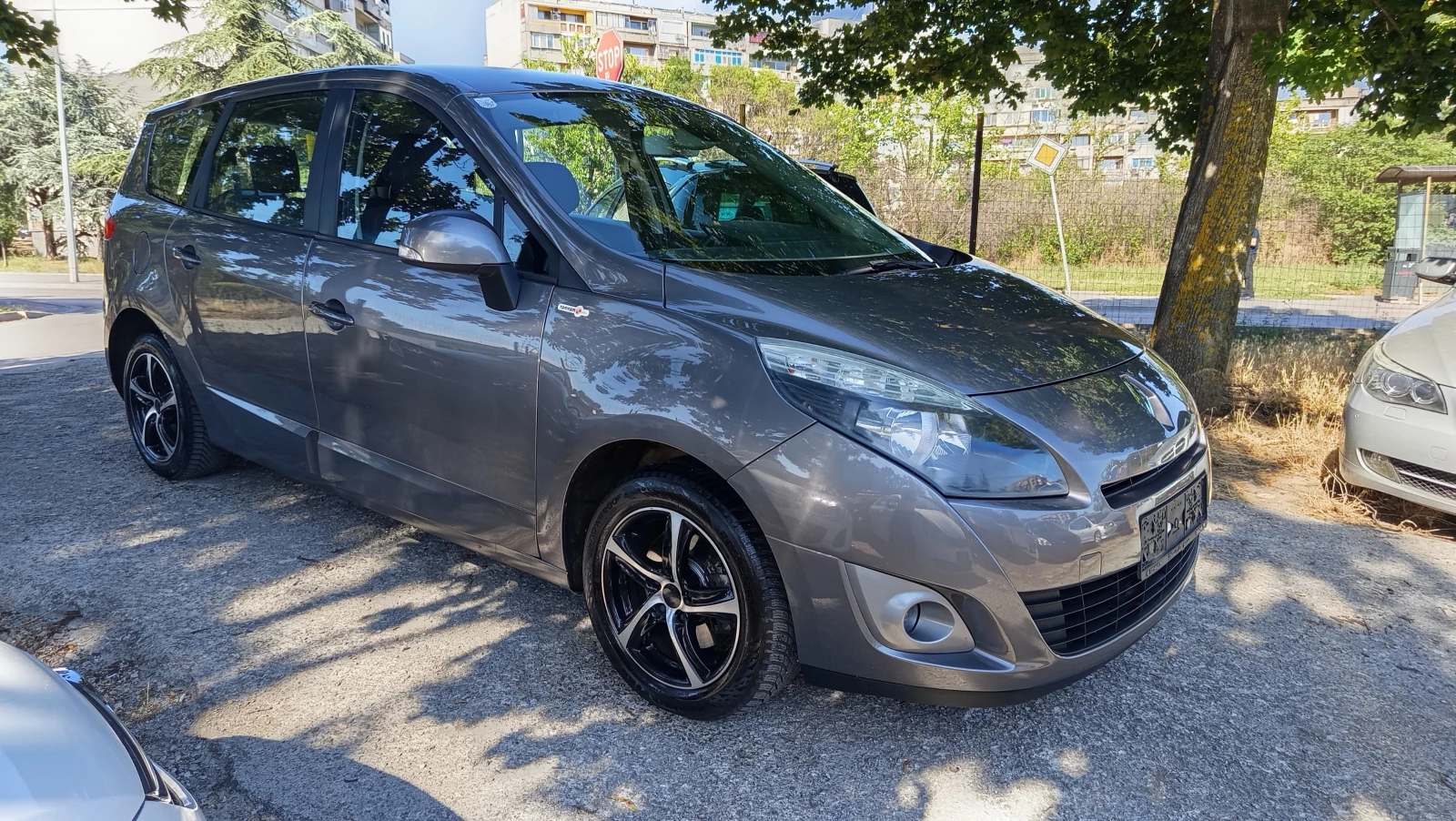 Renault Grand scenic 1.6i НАВИГАЦИЯ СТАРИЯ МОТОР УНИКАТ, снимка 3 - Автомобили и джипове - 55631548