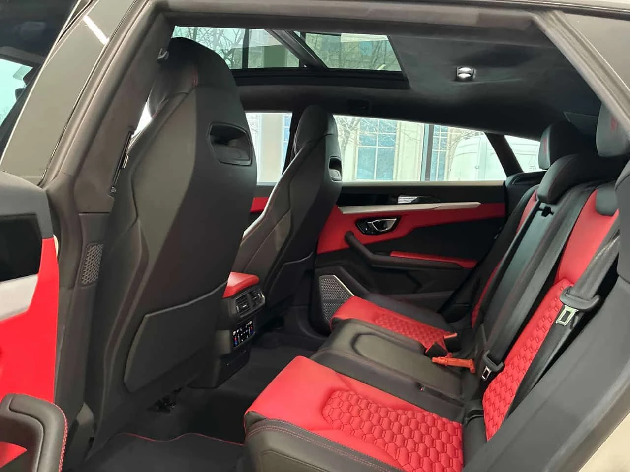 Lamborghini Urus * Other * ЧЕРВЕН САЛОН* PANO* KEYLESS* ПОДГРЕВ* , снимка 13 - Автомобили и джипове - 53931674
