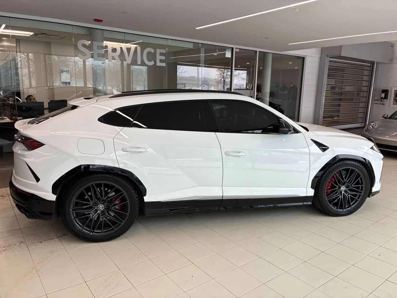 Lamborghini Urus * Other * ЧЕРВЕН САЛОН* PANO* KEYLESS* ПОДГРЕВ* , снимка 3 - Автомобили и джипове - 53931674