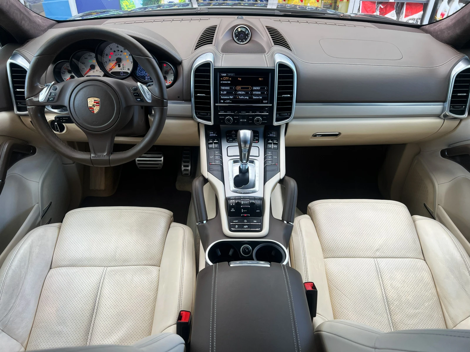 Porsche Cayenne GTS / V8 / SPORT DESIGN / CAMERA / 21", снимка 12 - Автомобили и джипове - 55706050