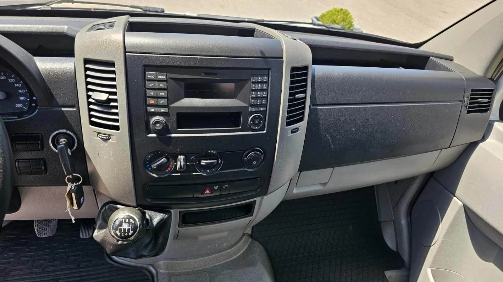 VW Crafter 2.5TDi 6SP CH-ИСТОРИЯ-ТРИСТРАНЕН-ТОП СЪСТ-ЛИЗИЗНГ, снимка 10 - Бусове и автобуси - 55544519