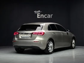 Mercedes-Benz 220 Hatchback, снимка 2