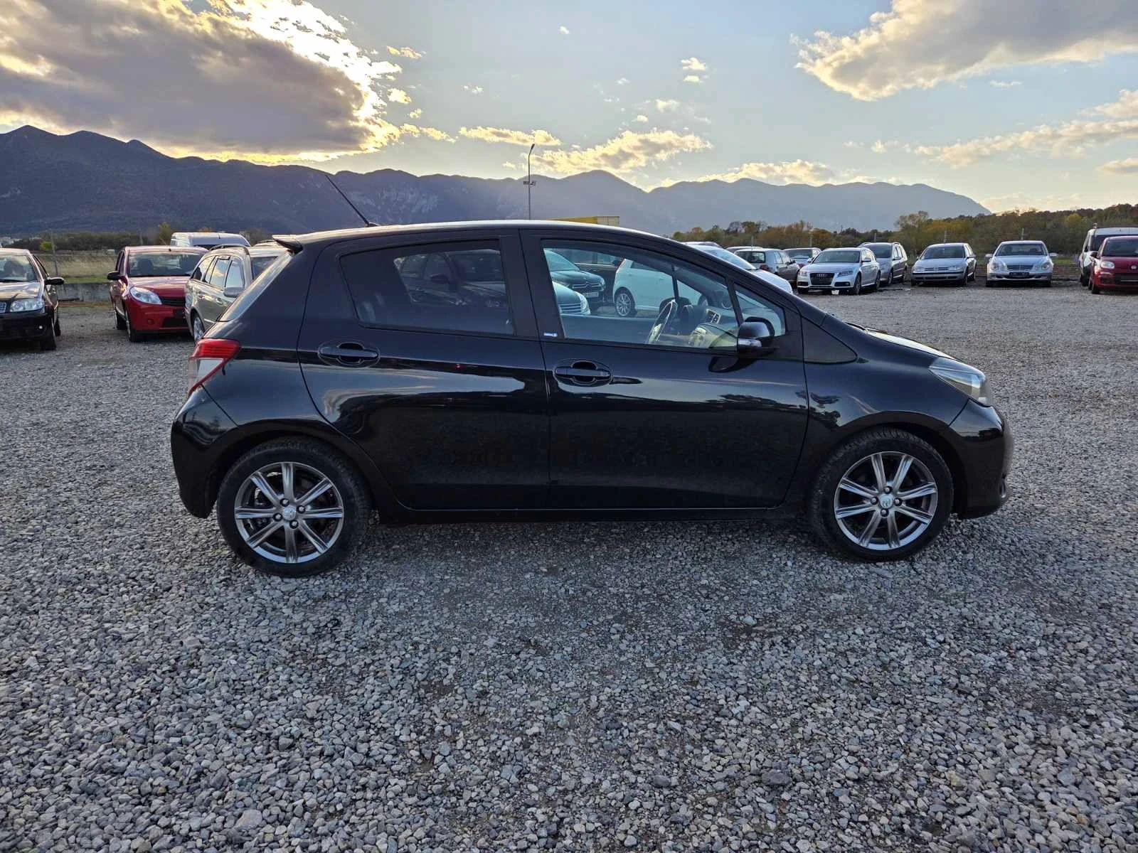 Toyota Yaris 1.4D-4D-90PS-НАВИ-ПАНОРАМА - изображение 4