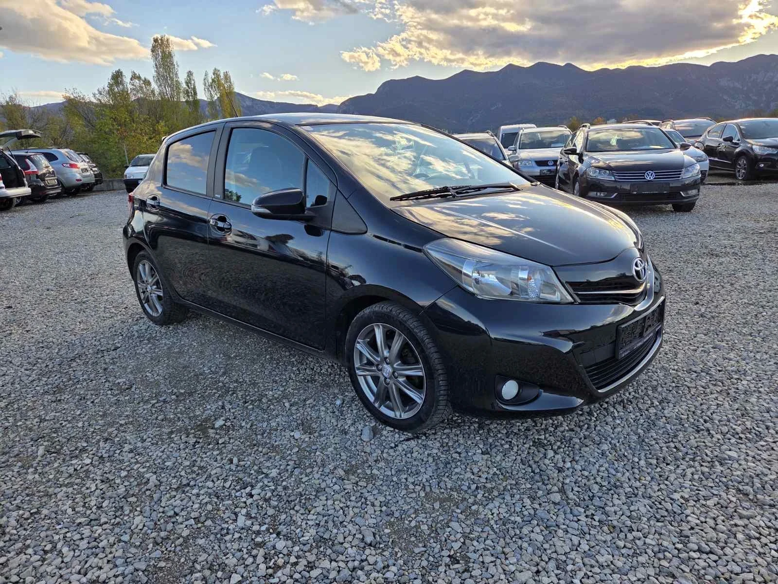 Toyota Yaris 1.4D-4D-90PS-НАВИ-ПАНОРАМА - изображение 3