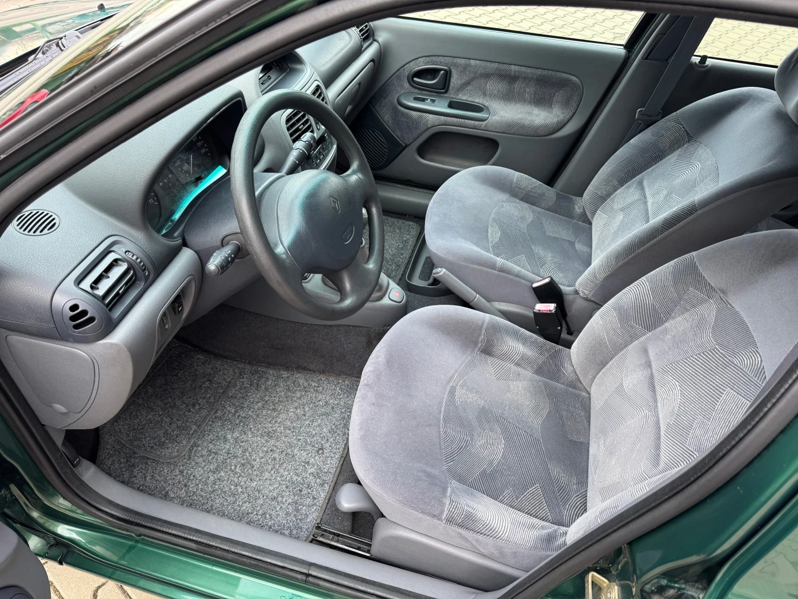 Renault Clio 1.4 16v Газов Инжекцион, снимка 10 - Автомобили и джипове - 54083432