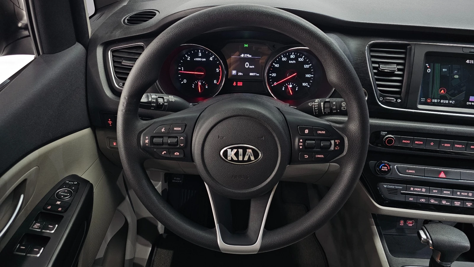 Kia Carnival DELUXE 2.2/ПОДГРЕВ-СЕДАЛКИ/РЕАЛНИ КМ/hellascars.bg, снимка 9 - Автомобили и джипове - 55666468