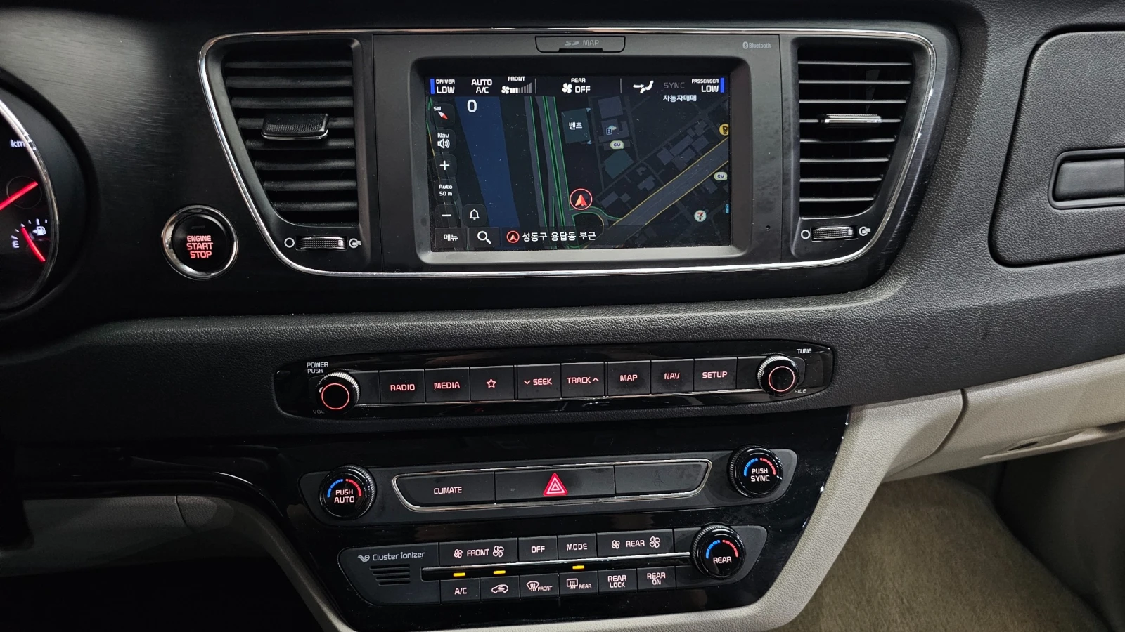 Kia Carnival DELUXE 2.2/ПОДГРЕВ-СЕДАЛКИ/РЕАЛНИ КМ/hellascars.bg, снимка 12 - Автомобили и джипове - 55666468