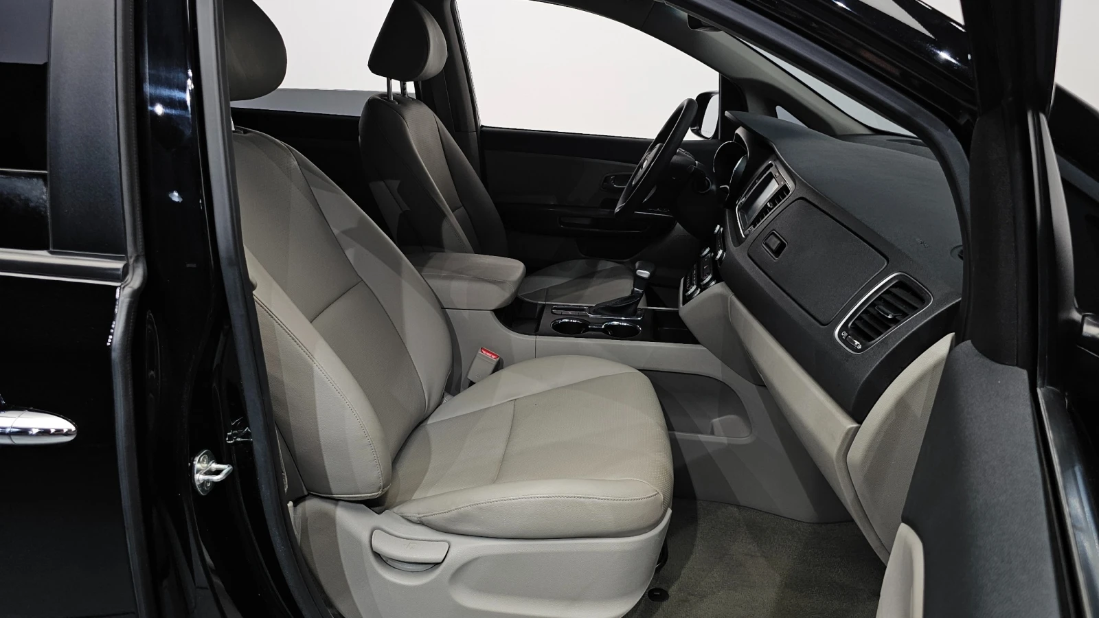 Kia Carnival DELUXE 2.2/ПОДГРЕВ-СЕДАЛКИ/РЕАЛНИ КМ/hellascars.bg, снимка 15 - Автомобили и джипове - 55666468