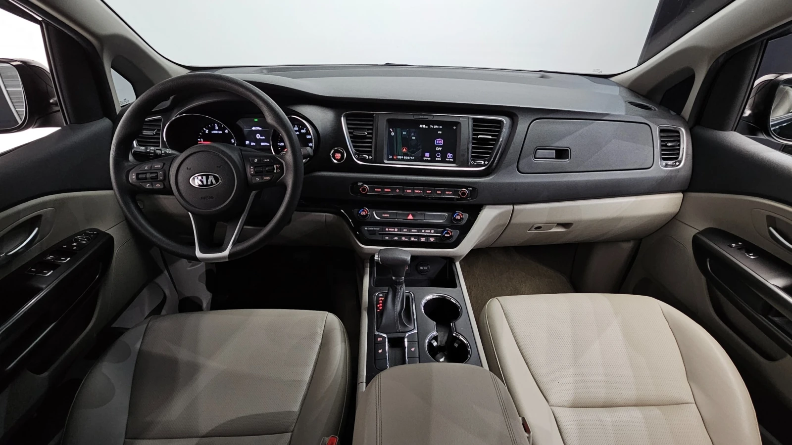 Kia Carnival DELUXE 2.2/ПОДГРЕВ-СЕДАЛКИ/РЕАЛНИ КМ/hellascars.bg, снимка 8 - Автомобили и джипове - 55666468