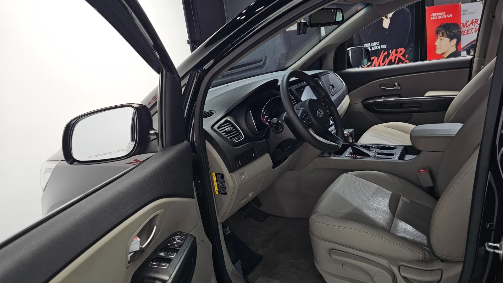 Kia Carnival DELUXE 2.2/ПОДГРЕВ-СЕДАЛКИ/РЕАЛНИ КМ/hellascars.bg, снимка 6 - Автомобили и джипове - 55666468