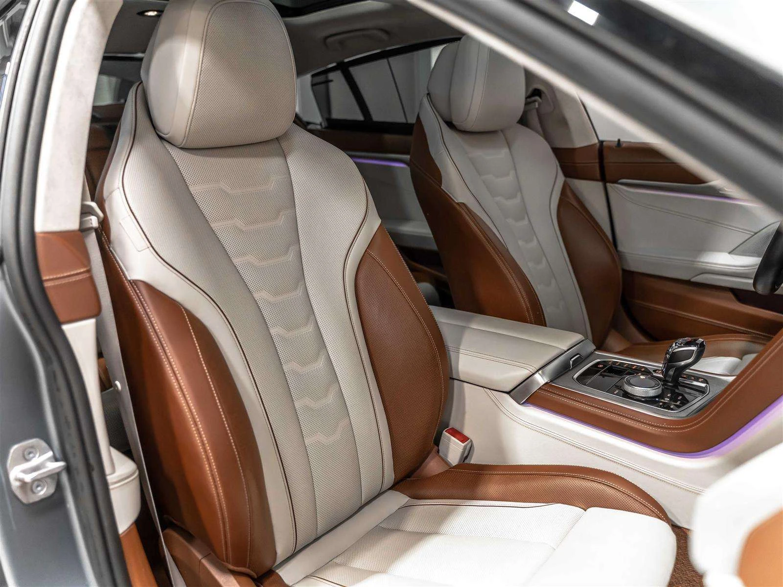 BMW 850 xDrive / Individual / АВТОКРЕДИТ, снимка 13 - Автомобили и джипове - 56156110