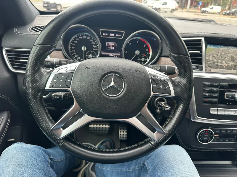 Mercedes-Benz ML 350 AMG Pack / Pano / Harman / Distronic, снимка 12 - Автомобили и джипове - 48343563