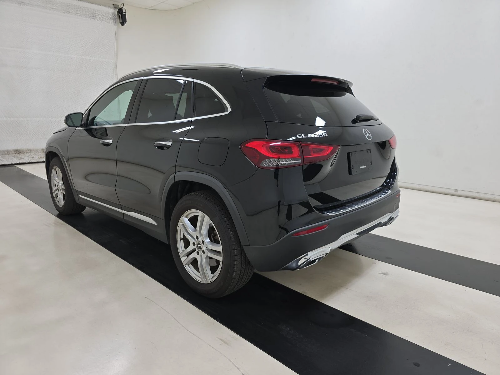 Mercedes-Benz GLA 250 KEYLESS * Panoramic * Hands-Free* Memory - изображение 2