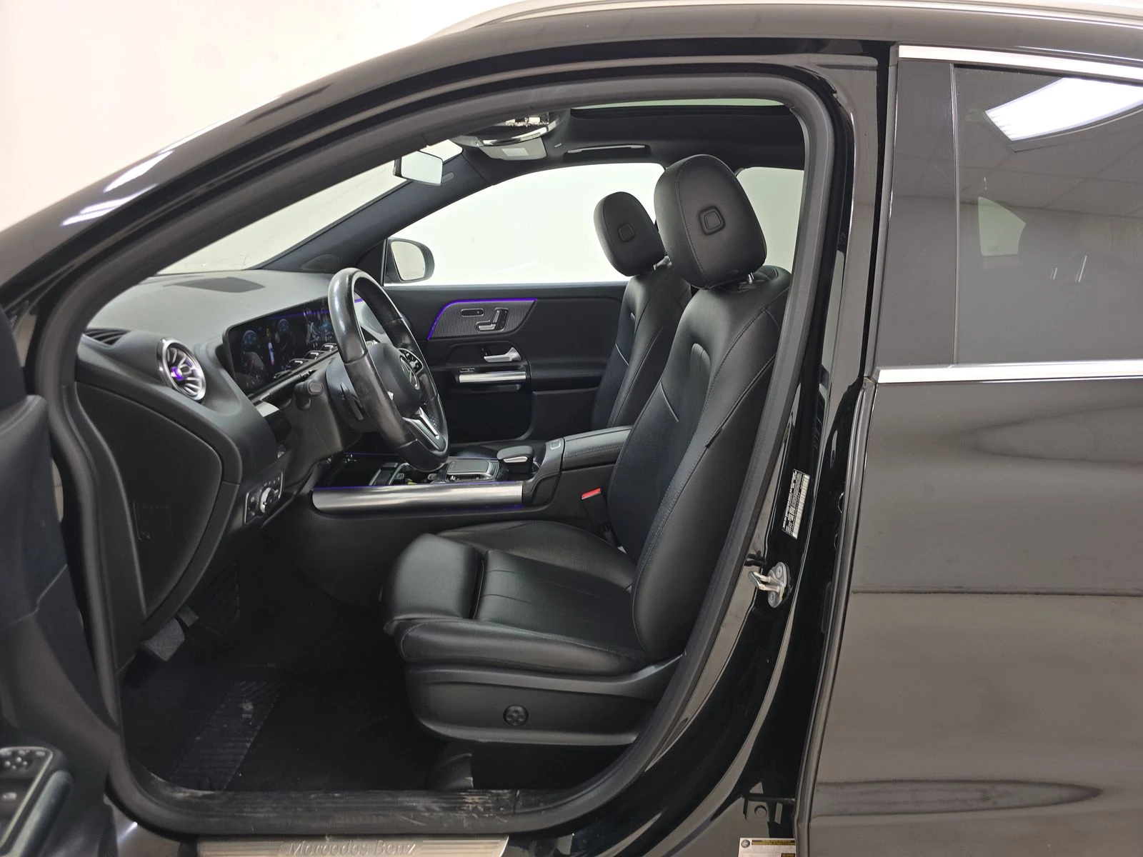 Mercedes-Benz GLA 250 KEYLESS * Panoramic * Hands-Free* Memory - изображение 8
