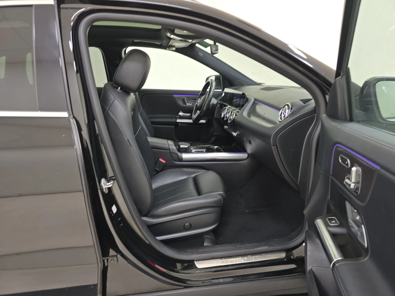 Mercedes-Benz GLA 250 KEYLESS * Panoramic * Hands-Free* Memory - изображение 9
