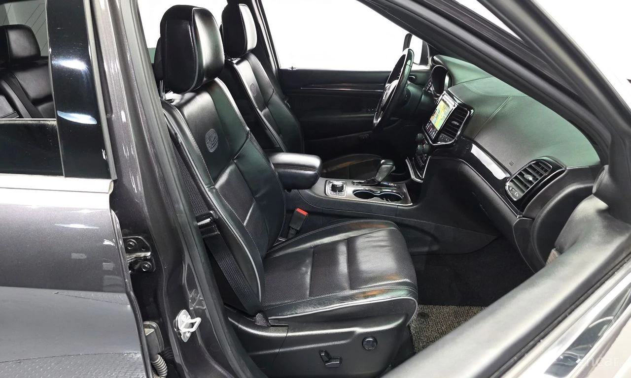 Jeep Grand cherokee 3.6* V6* 8ZF* OVERLAND* ДИСТРОНИК* ОБДУХВАНЕ* КАМЕ, снимка 14 - Автомобили и джипове - 55920773