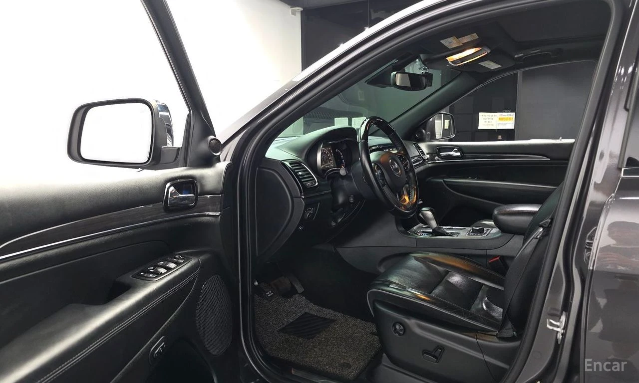Jeep Grand cherokee 3.6* V6* 8ZF* OVERLAND* ДИСТРОНИК* ОБДУХВАНЕ* КАМЕ, снимка 6 - Автомобили и джипове - 55920773