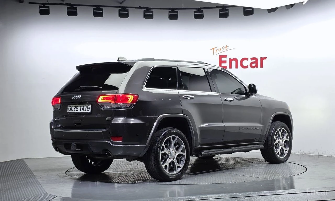 Jeep Grand cherokee 3.6* V6* 8ZF* OVERLAND* ДИСТРОНИК* ОБДУХВАНЕ* КАМЕ, снимка 2 - Автомобили и джипове - 55920773