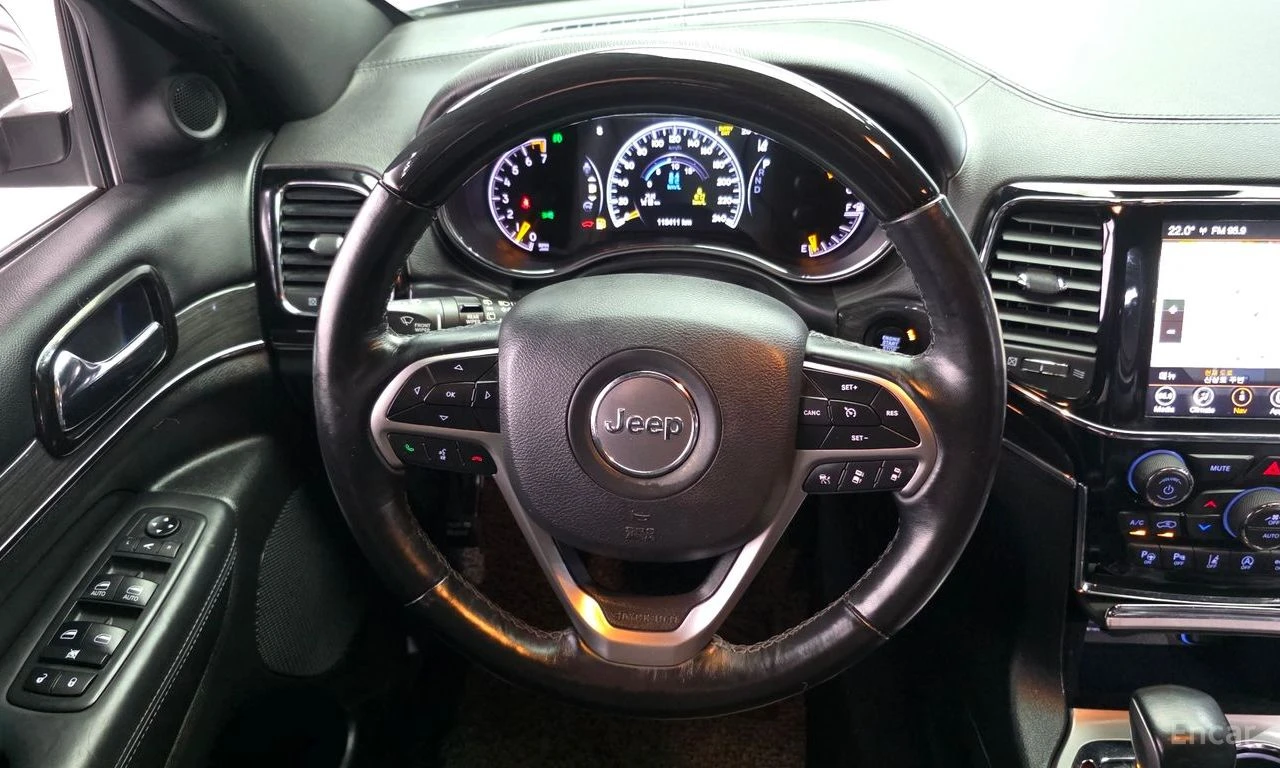 Jeep Grand cherokee 3.6* V6* 8ZF* OVERLAND* ДИСТРОНИК* ОБДУХВАНЕ* КАМЕ, снимка 8 - Автомобили и джипове - 55920773