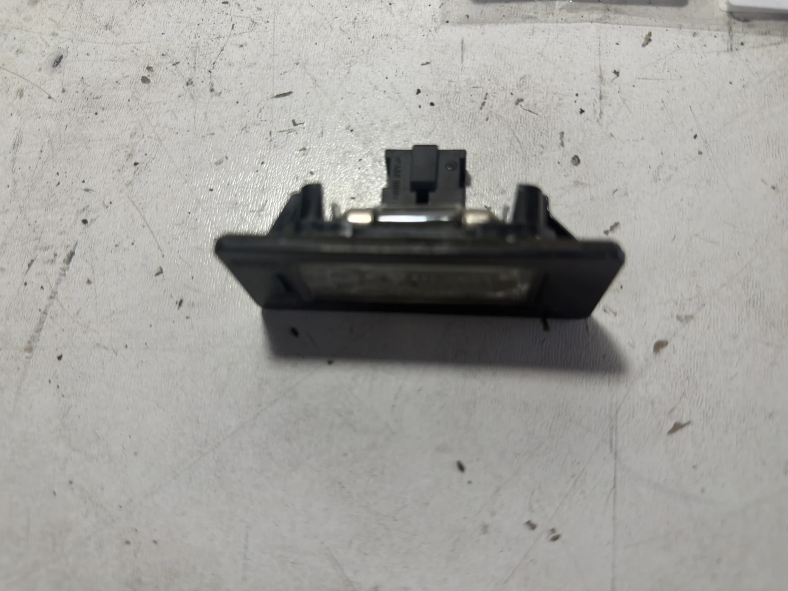 плафон регистрационен номер 8T0943021 Audi A4