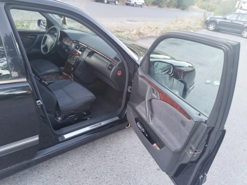 Mercedes-Benz E 240, снимка 12 - Автомобили и джипове - 52202345