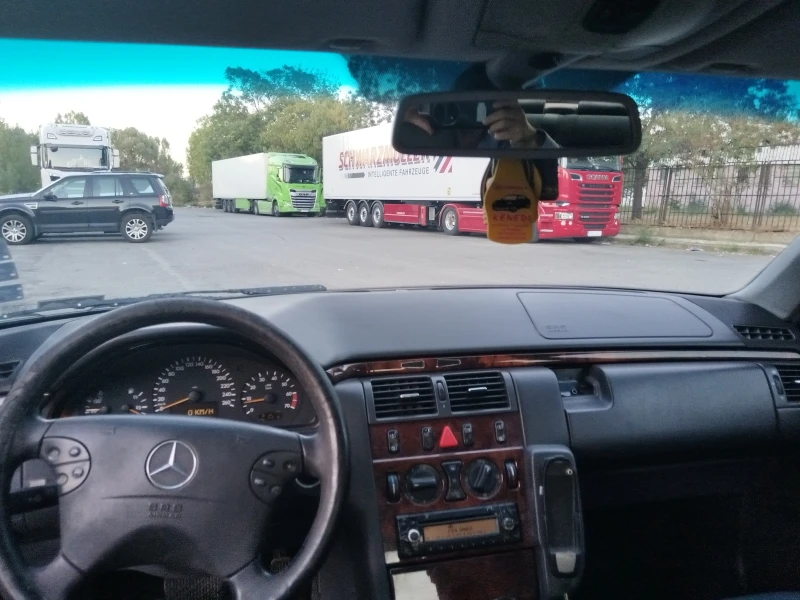 Mercedes-Benz E 240, снимка 15 - Автомобили и джипове - 52202345