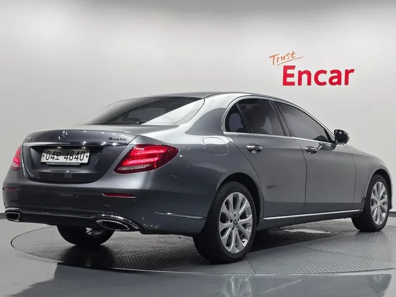 Mercedes-Benz E 300 4MATIC - САМО 30% АВАНС, снимка 2 - Автомобили и джипове - 56266479