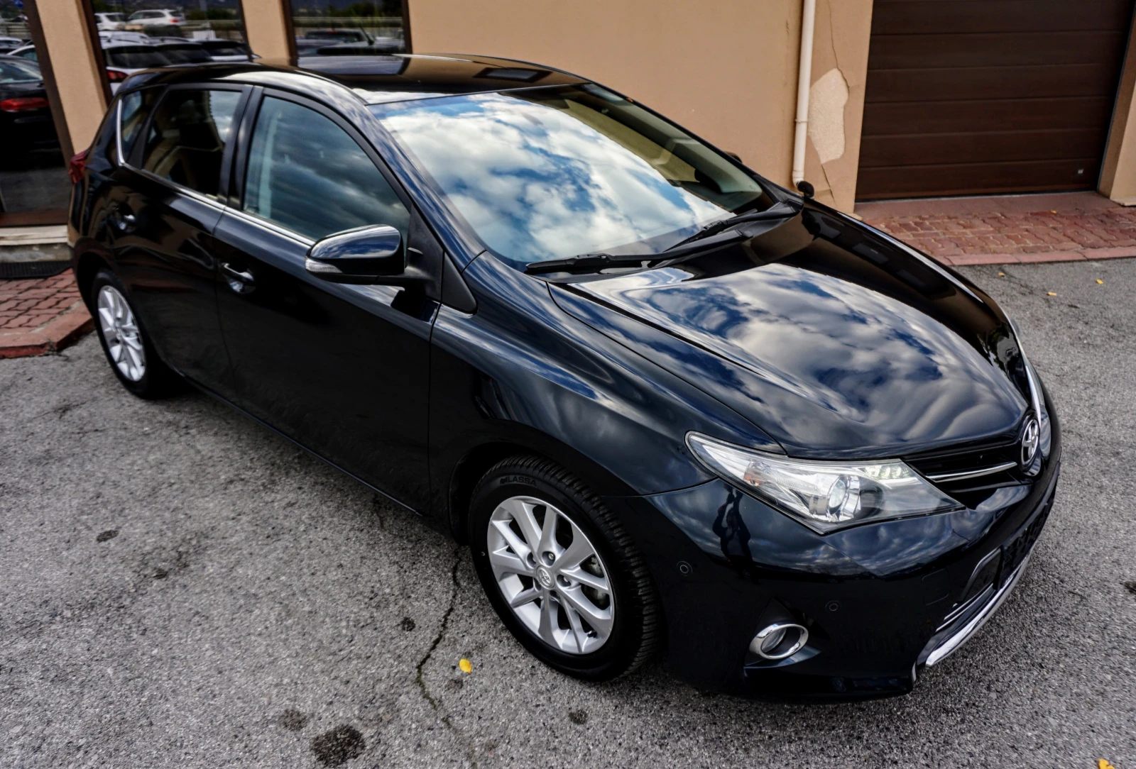 Toyota Auris 1.4D-4D LOUNGE - изображение 2