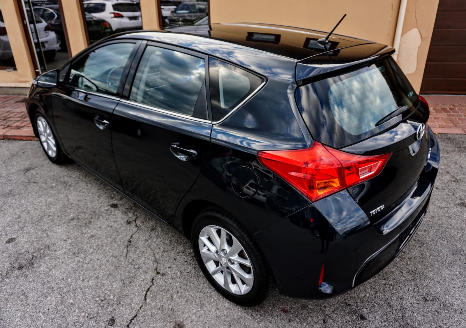 Toyota Auris 1.4D-4D LOUNGE - изображение 4