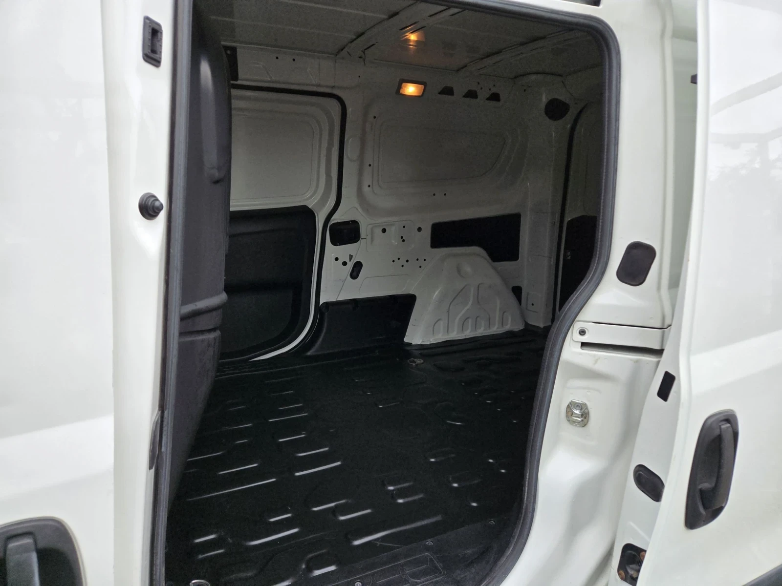 Opel Combo 1.6CDTI-105кс= MAXI= 6СКОРОСТИ= КЛИМАТИК - изображение 9