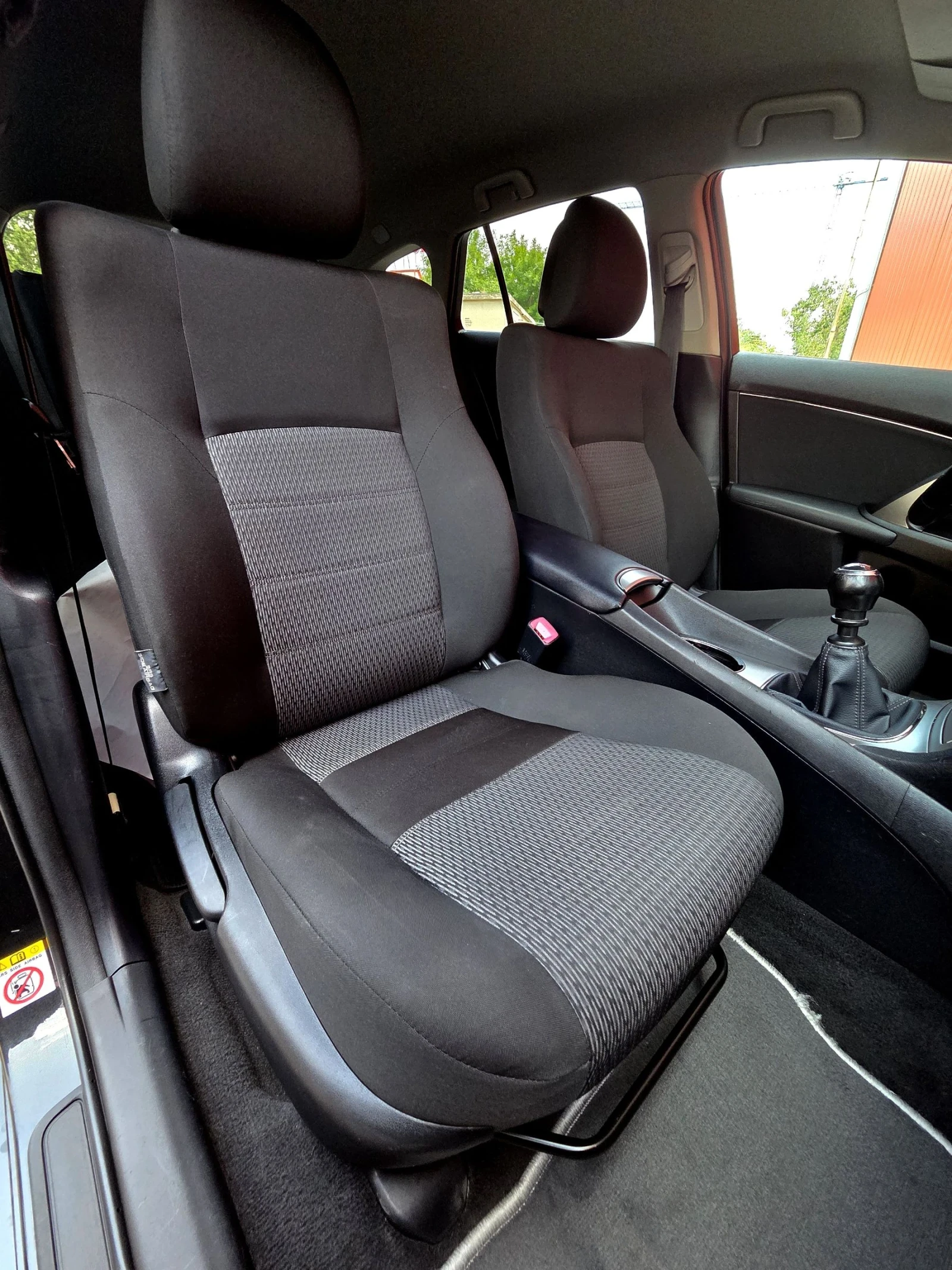 Toyota Avensis 2.0 D4D 126k.c, снимка 15 - Автомобили и джипове - 54768128