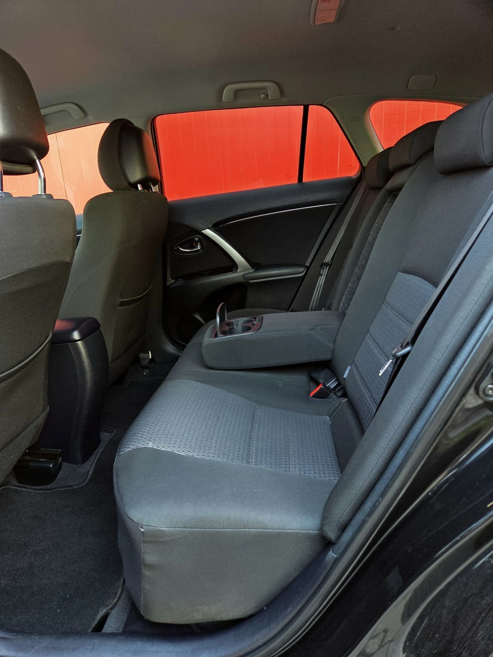 Toyota Avensis 2.0 D4D 126k.c, снимка 16 - Автомобили и джипове - 54768128