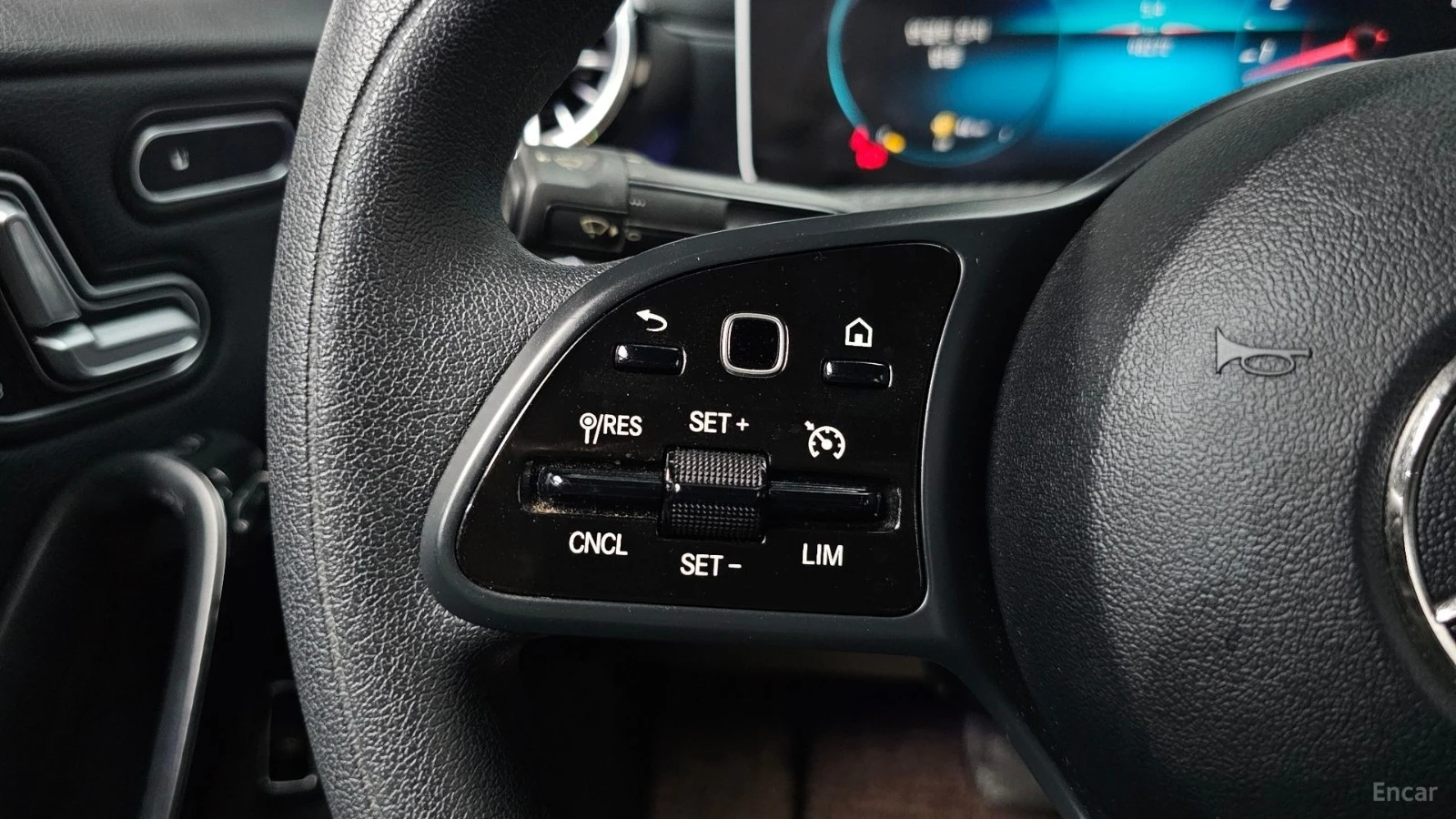 Mercedes-Benz A 220 * ПАНО* KEYLESS* Camera* ПОДГРЕВ* , снимка 17 - Автомобили и джипове - 55576846