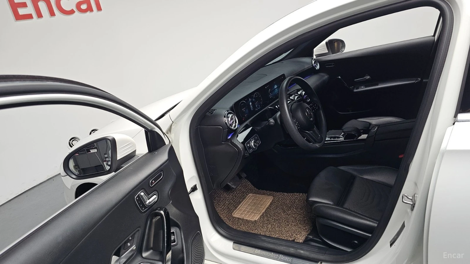 Mercedes-Benz A 220 * ПАНО* KEYLESS* Camera* ПОДГРЕВ* , снимка 8 - Автомобили и джипове - 55576846
