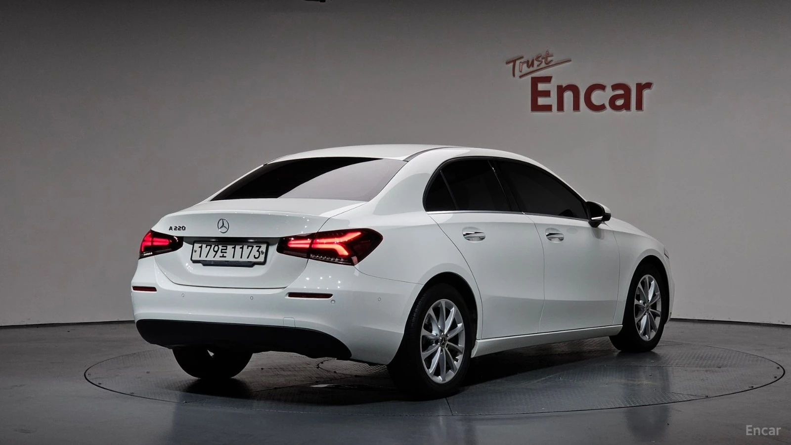 Mercedes-Benz A 220 * ПАНО* KEYLESS* Camera* ПОДГРЕВ* , снимка 2 - Автомобили и джипове - 55576846