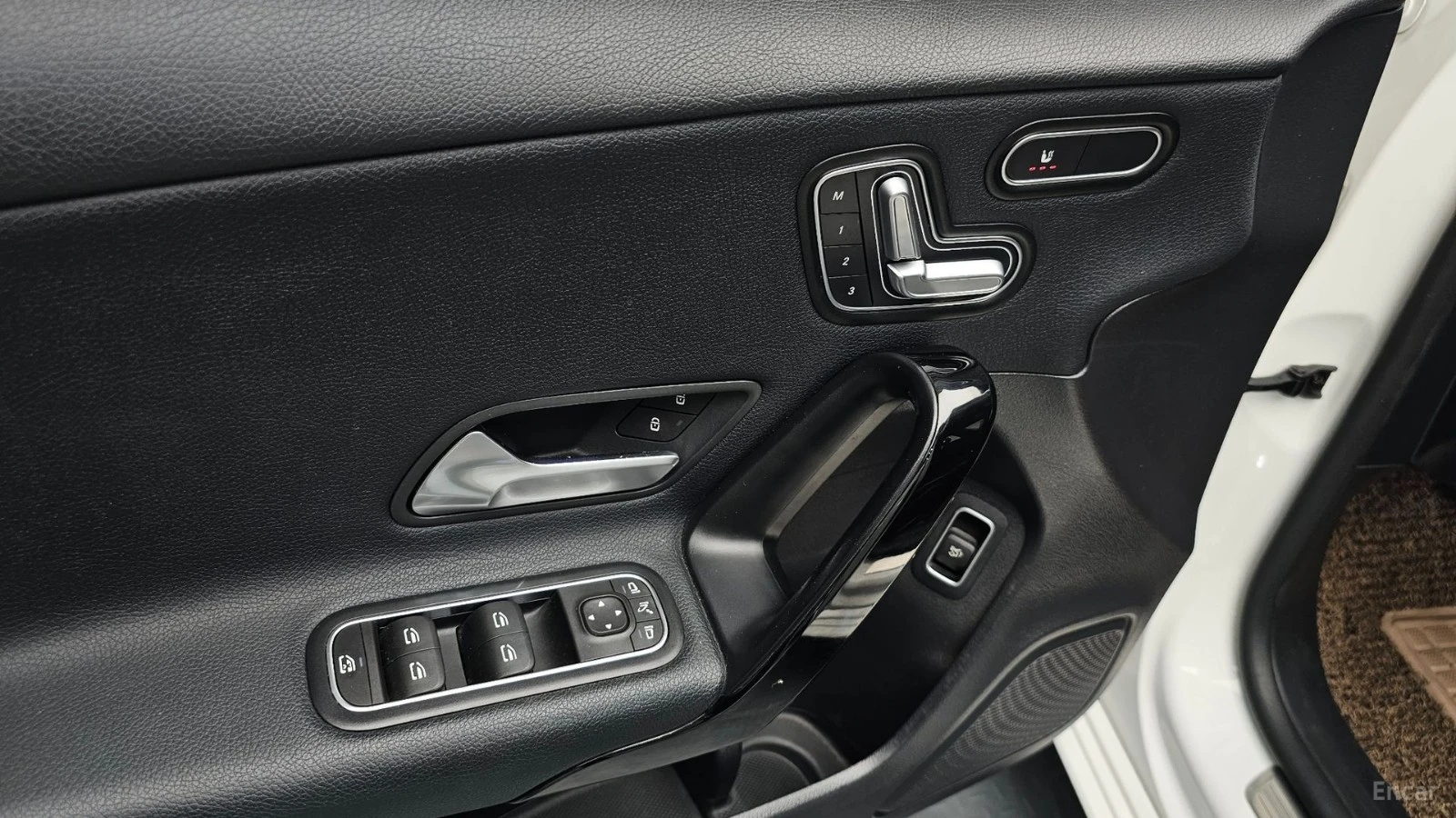 Mercedes-Benz A 220 * ПАНО* KEYLESS* Camera* ПОДГРЕВ* , снимка 14 - Автомобили и джипове - 55576846