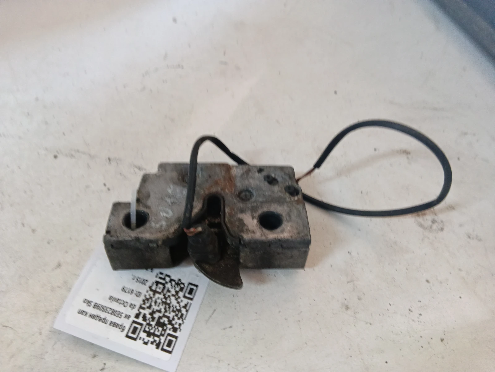 брава преден капак 5E0823509B Skoda Octavia