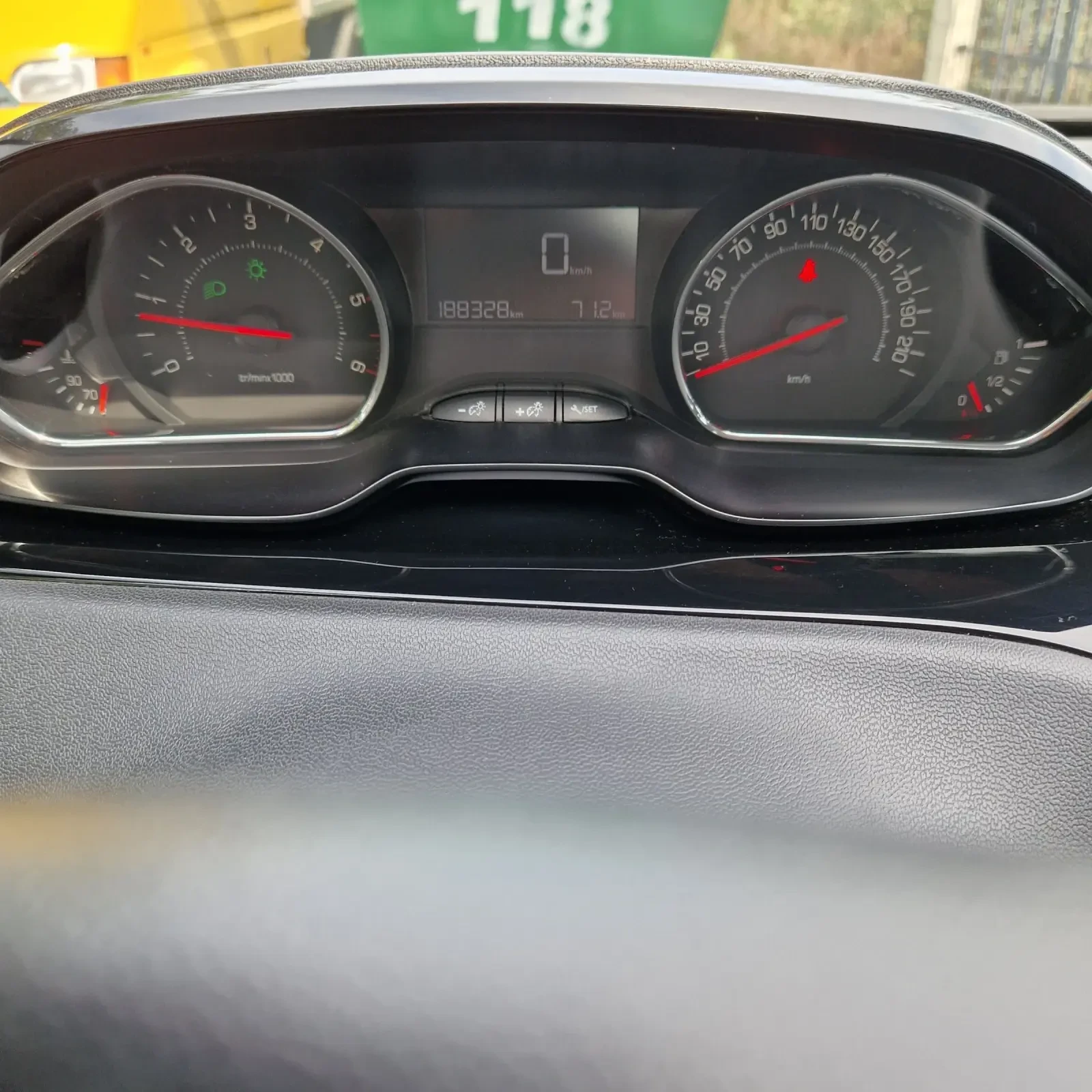 Peugeot 208 1.4HDI  - изображение 8