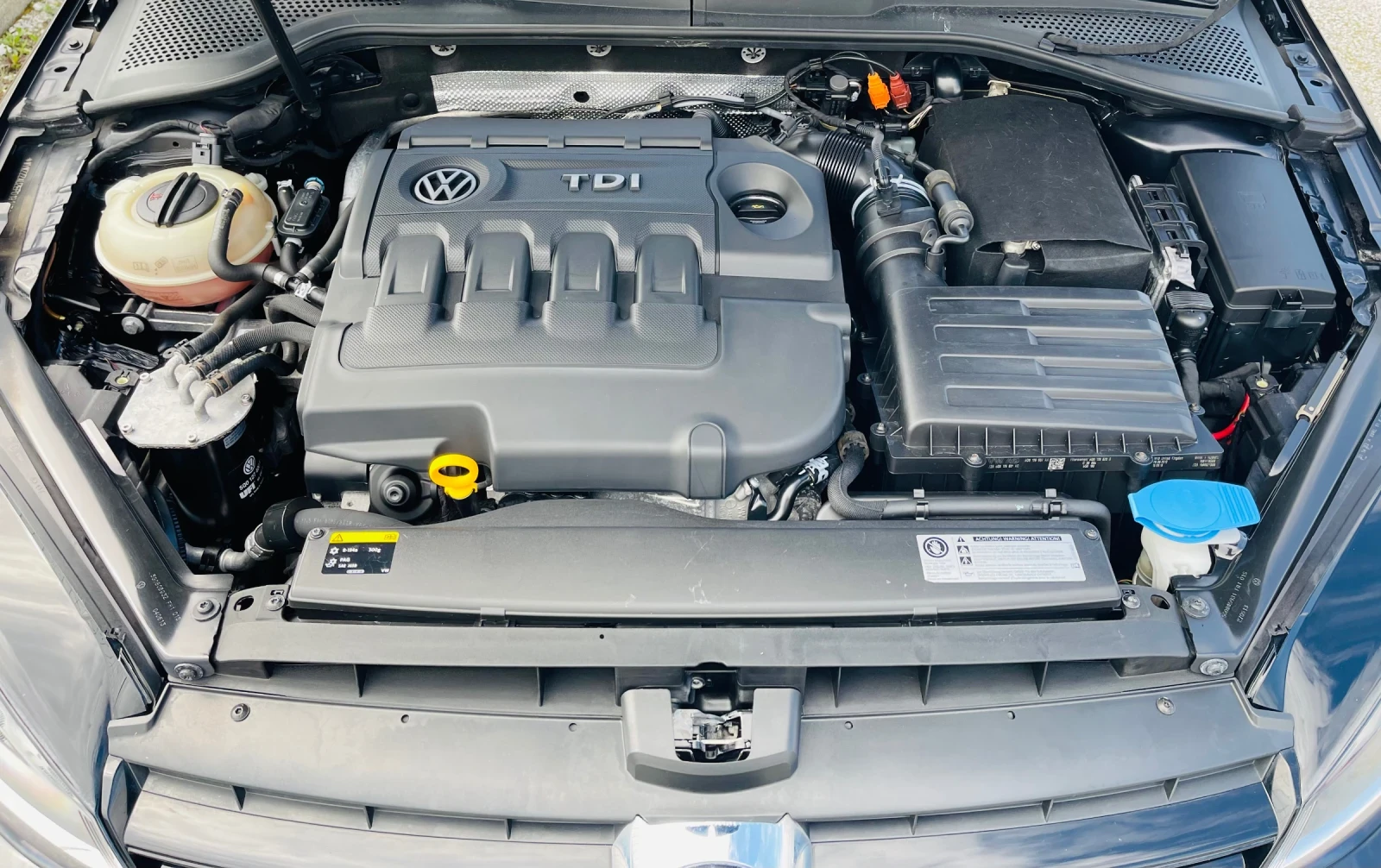 VW Golf 2.0 TDI Highline * Full LED* Сервизна история* , снимка 17 - Автомобили и джипове - 54383709
